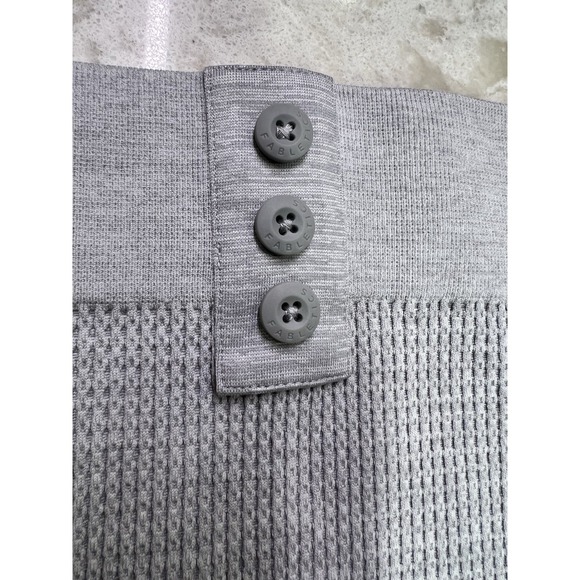 New Fabletics sz M Gray Cable Knit 7/8 Leggings stretchy 1099 - Picture 3 of 9